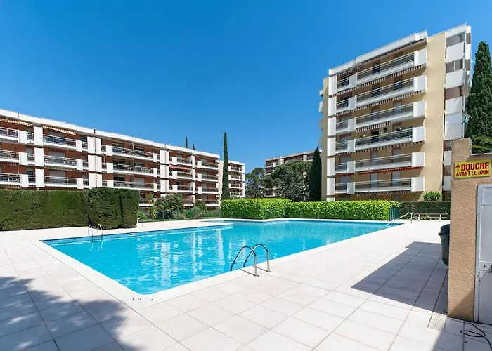 Riviera Piscine, Parking Et Animaux Acceptes * Saint-Raphaël