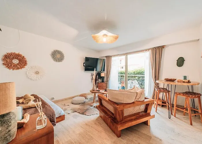 Riviera Piscine, Parking Et Animaux Acceptes * Saint-Raphael (Var)