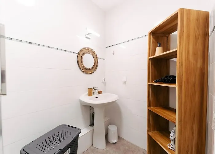 Riviera Piscine, Parking Et Animaux Acceptes *