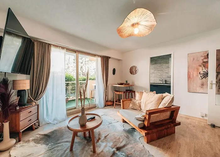 Riviera Piscine, Parking Et Animaux Acceptes Saint-Raphael (Var)